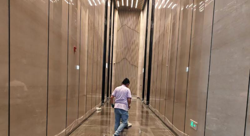 高压容器中安装钢砂,通过喷嘴喷出,打击中洁表面形成的痕迹