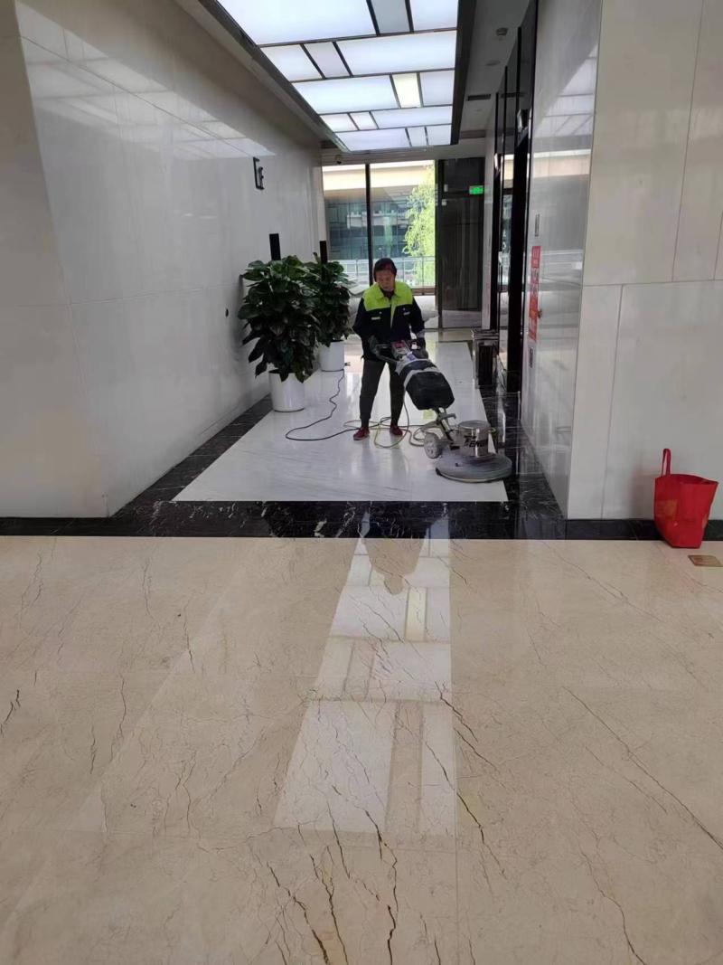 包店中的清洁艺术恢复其明亮的本色