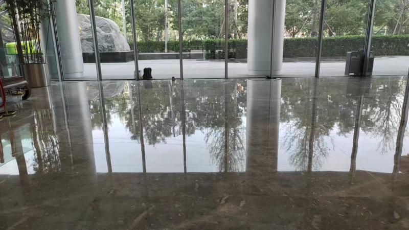 家庭主妇通常选择大理石瓷砖,作为装饰材料